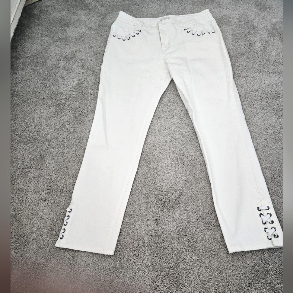 Barely worn white jeans with white shoelace pockets and ankles